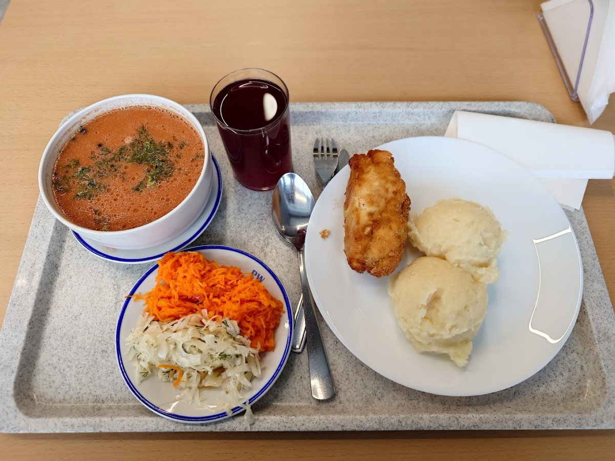 Taca z zupą pomidorową, kotletem i ziemniakami purée oraz dwiema surówkami