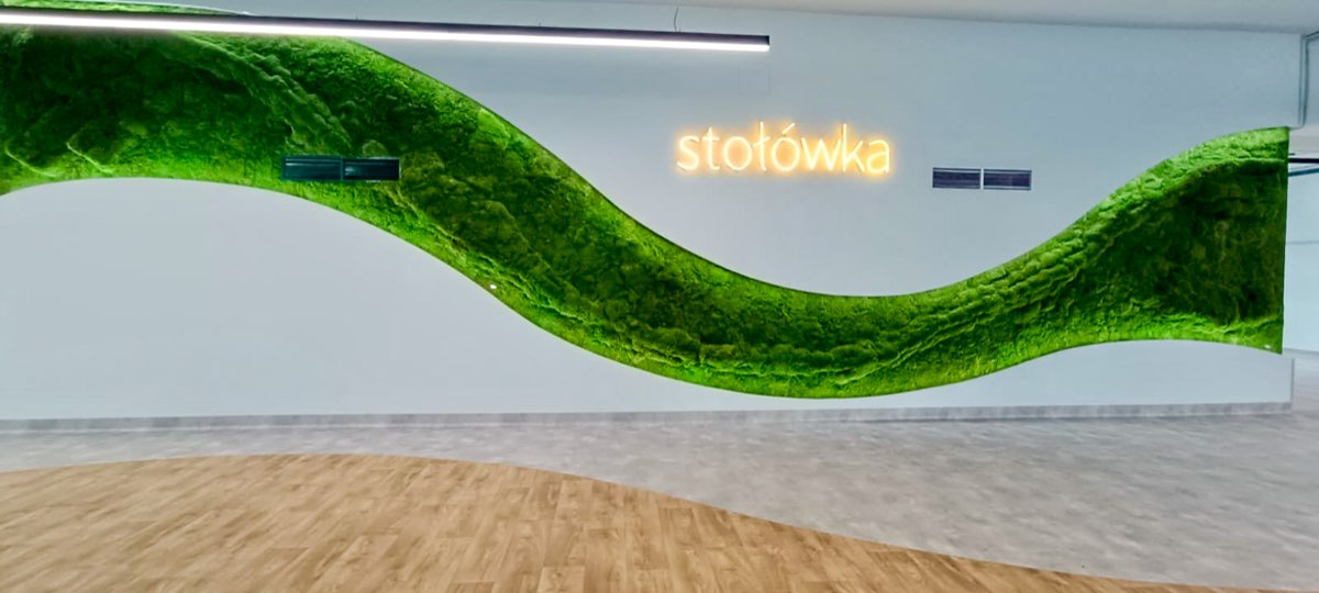 Neon stołówka i falująca zielona ściana z mchu w sali stołówki
